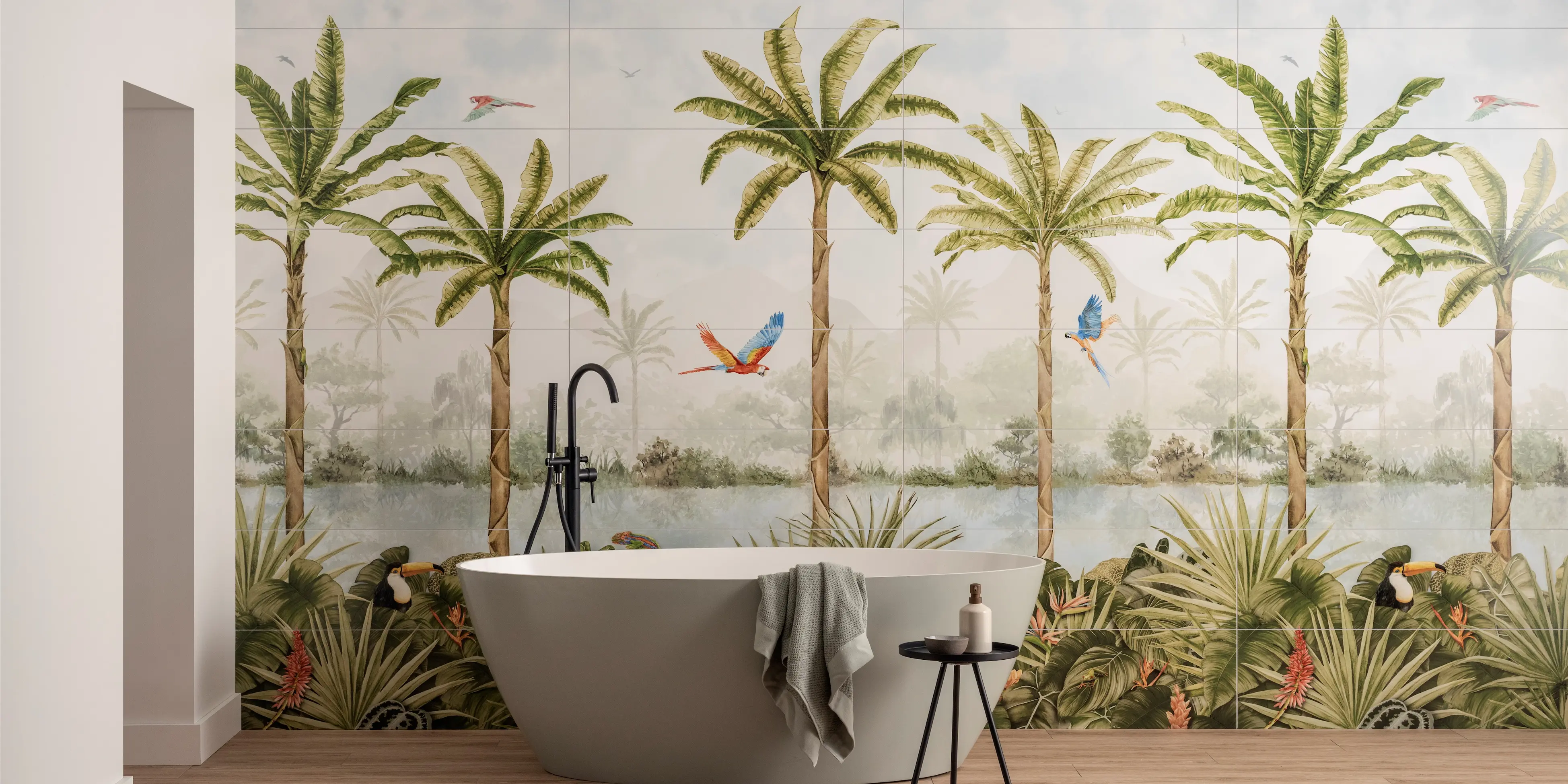 En farverig vægflise med palmer og papegøjer, suppleret af et trælook flisegulv og et moderne hvidt badekar, som fuldever den unikke badeværelse stil.